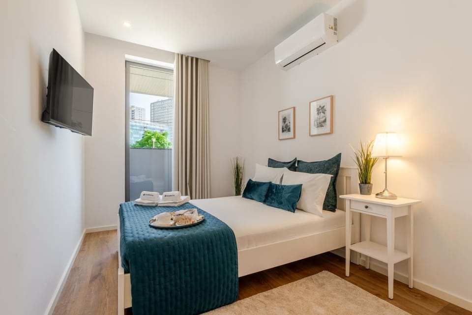 Bed, TV and multimedia, Bedroom, towels, air conditioner