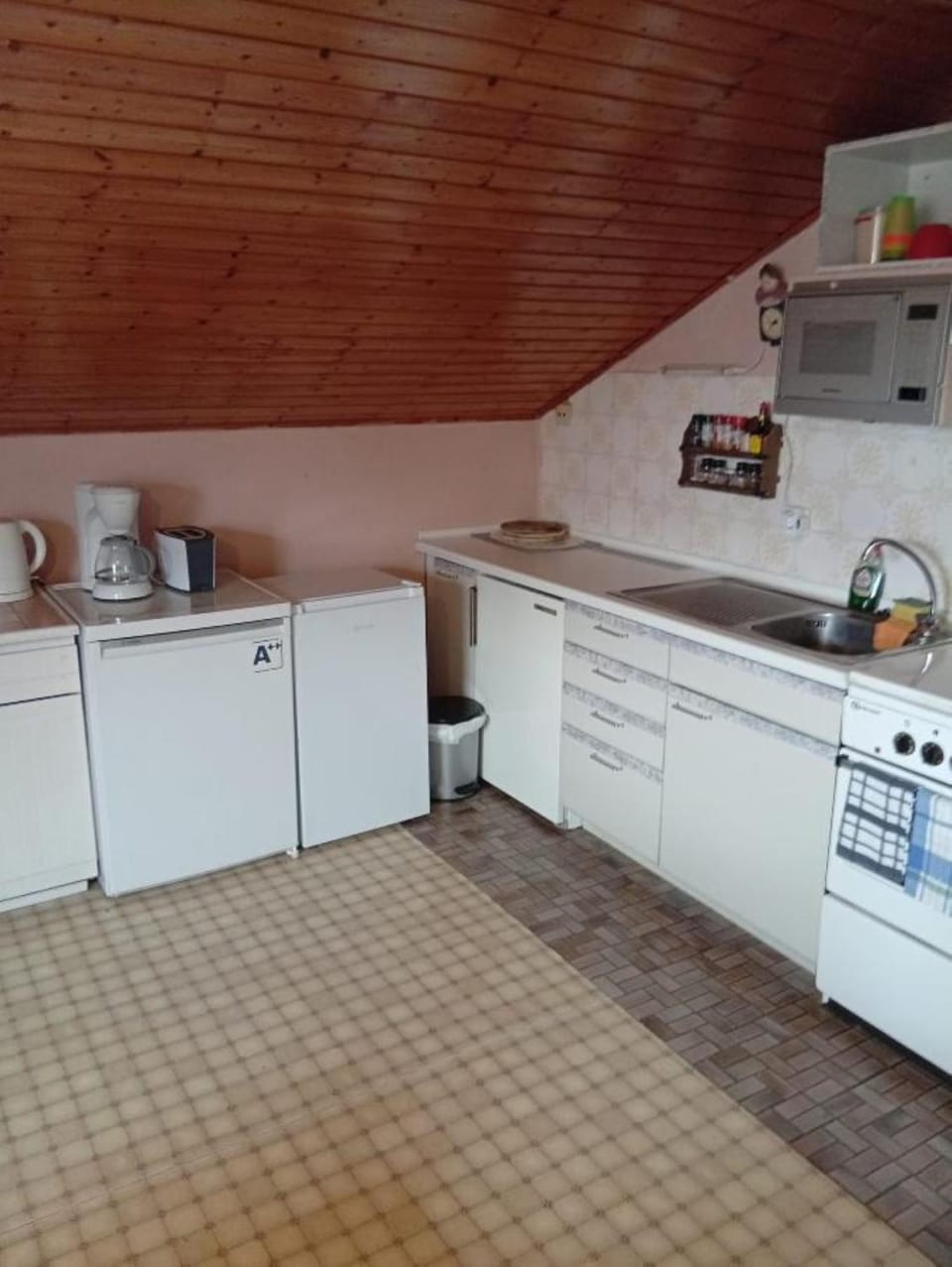 Coffee/tea facilities, Kitchen or kitchenette, stove