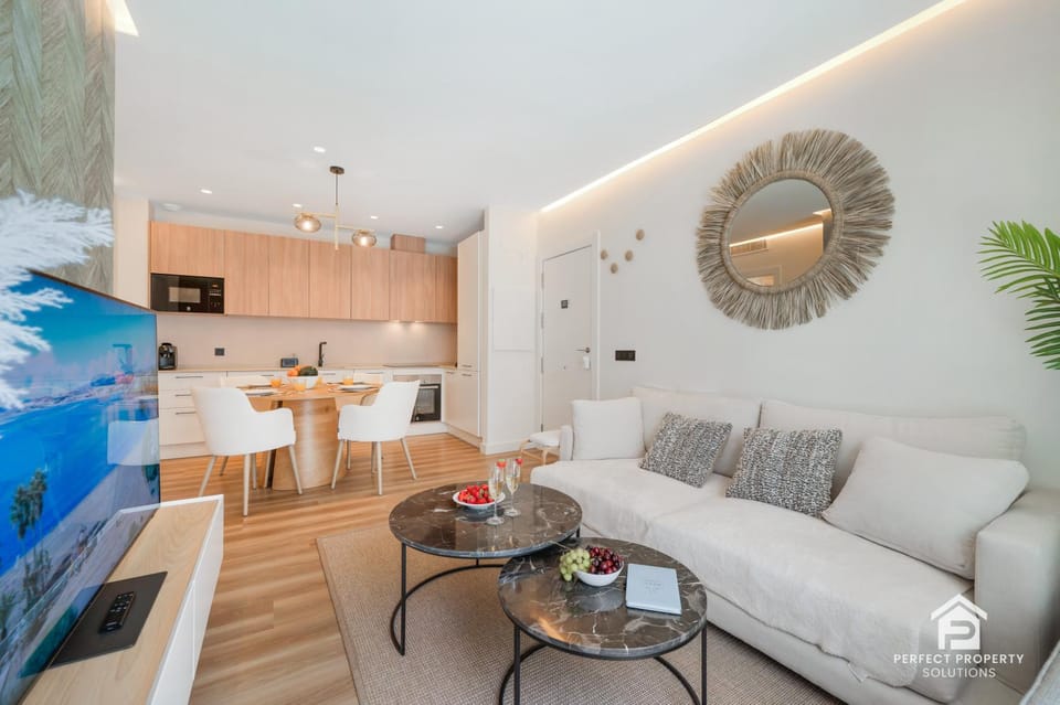 TV and multimedia, Kitchen or kitchenette, Living room, Seating area, Dining area