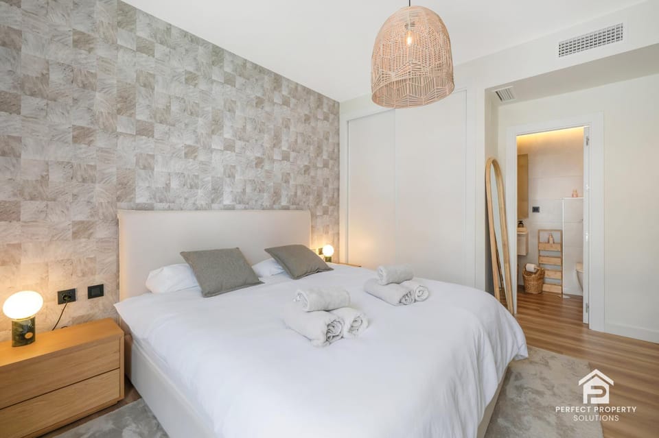 Bed, Bedroom, towels