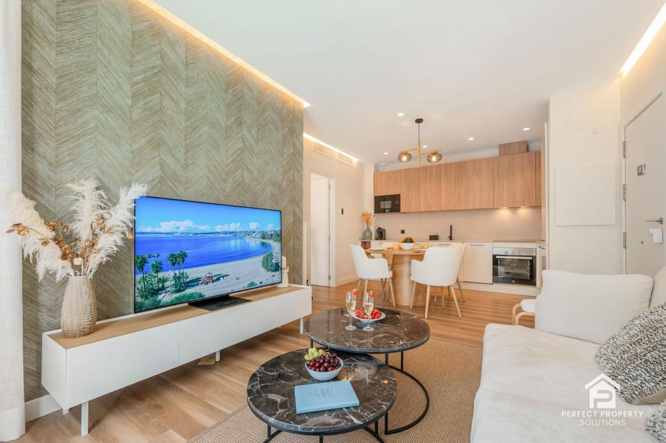 TV and multimedia, Kitchen or kitchenette, Living room, Seating area, Dining area