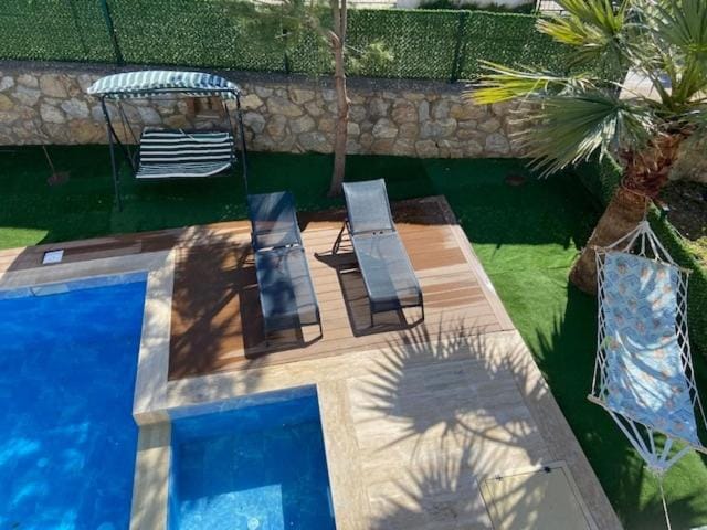 Swimming pool