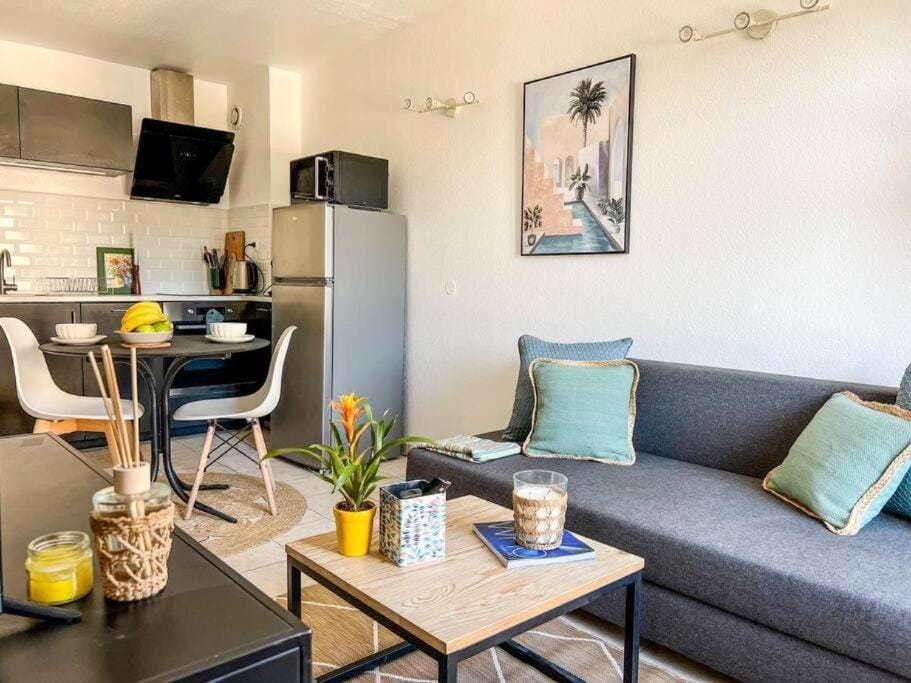 Kitchen or kitchenette, Living room, Dining area