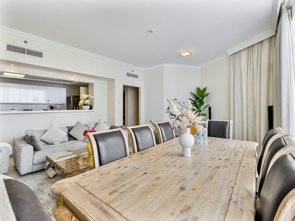 Communal lounge/ TV room, TV and multimedia, Kitchen or kitchenette, Living room, Seating area, Dining area, air conditioner