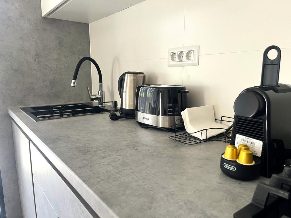 Coffee/tea facilities, Kitchen or kitchenette, oven, stove, toaster, washing machine