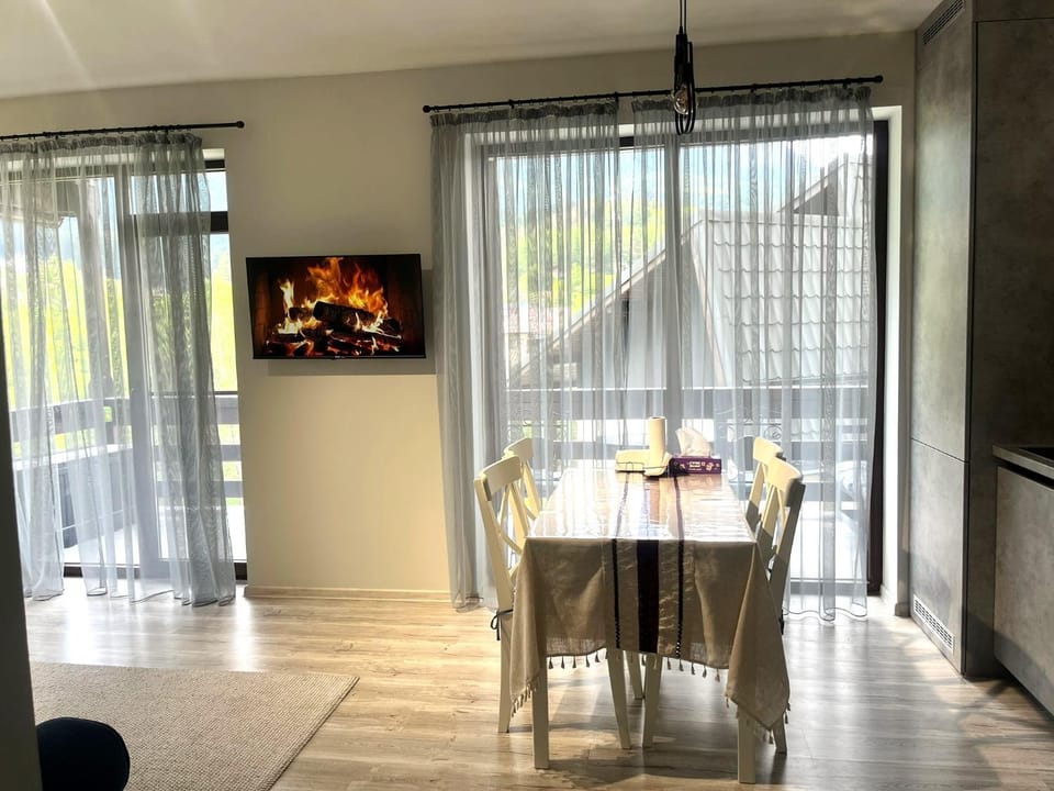 TV and multimedia, Balcony/Terrace, Dining area, Garden view, Mountain view, Inner courtyard view