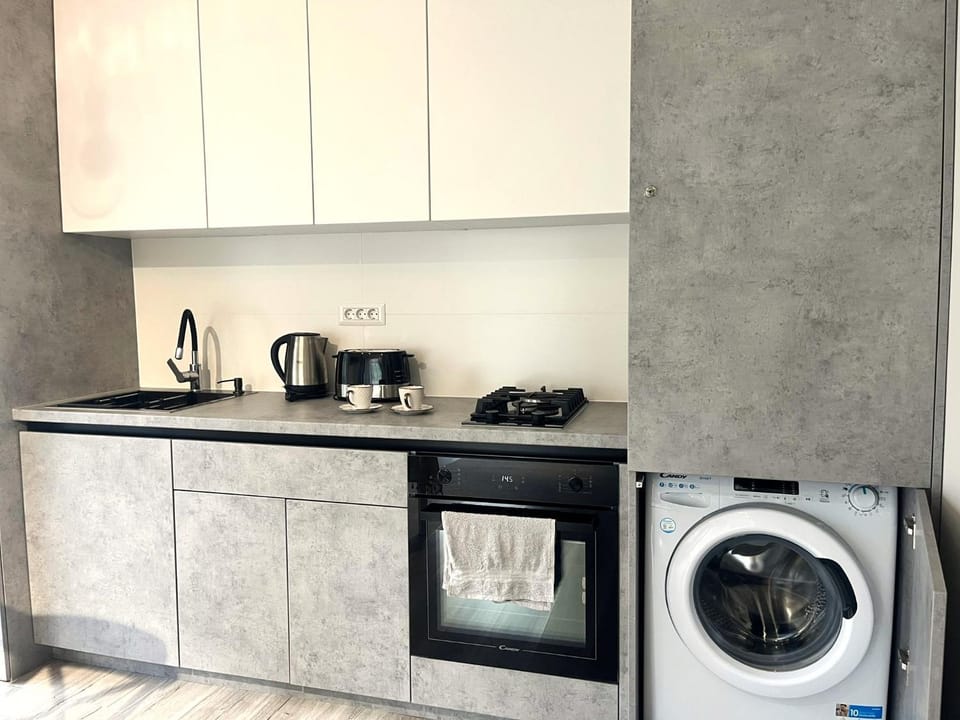 Coffee/tea facilities, Kitchen or kitchenette, oven, stove, toaster, washing machine