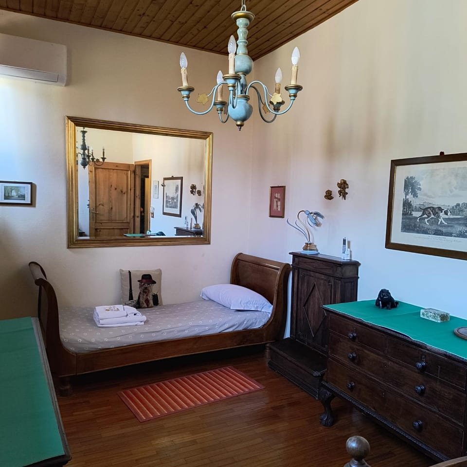 Photo of the whole room, Bedroom, air conditioner