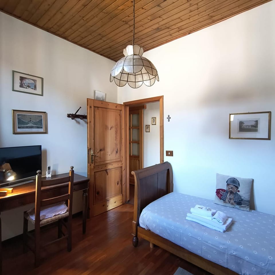 Bed, TV and multimedia, Bedroom