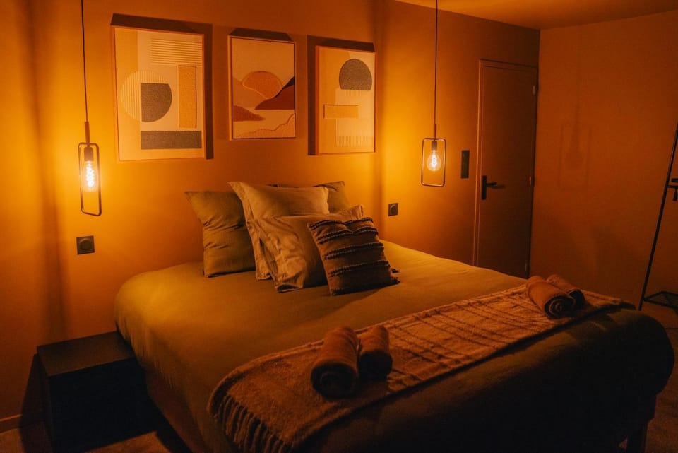Proche de Rennes, La luxueuse Suite Joséphine, jacuzzi et sauna privatif, loveroom bien être Villa in Brittany