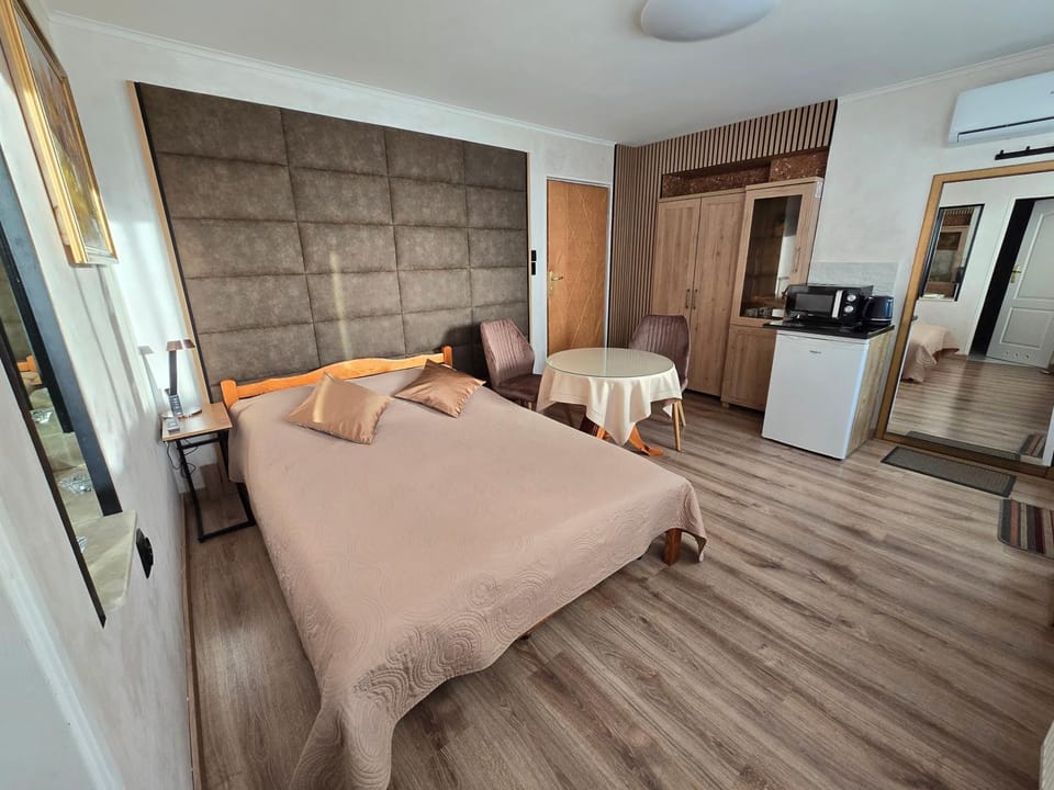 Bed, Photo of the whole room, air conditioner