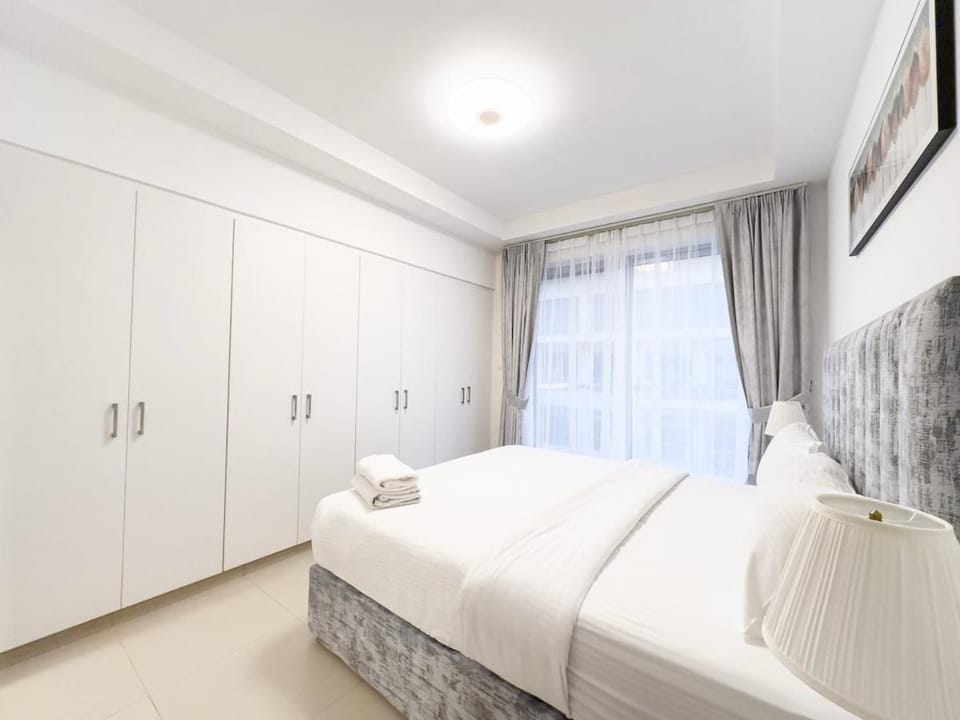 Coastal Retreat I Elegant 1BR with Partial Sea View Apartment in Ras al Khaimah
