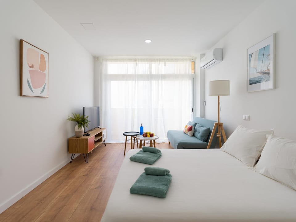 Bed, TV and multimedia, Living room, Photo of the whole room, Bedroom