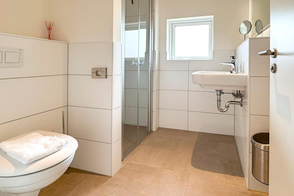 Shower, Toilet