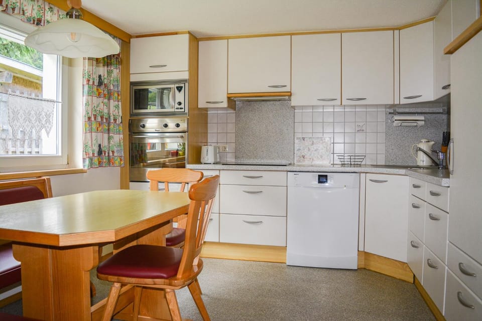 Kitchen or kitchenette, Dining area, dishwasher, stove
