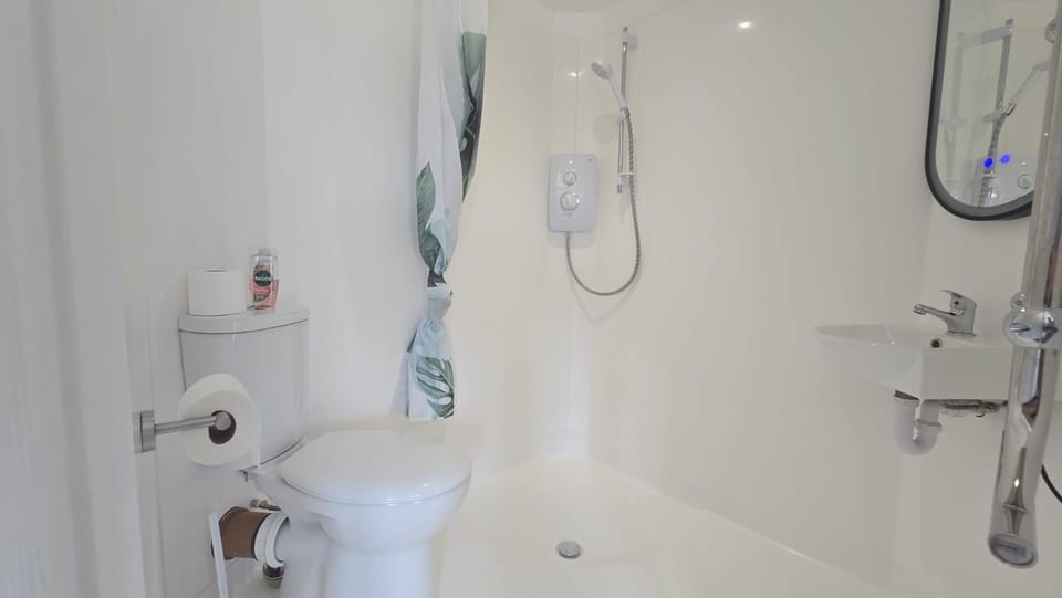 Self-Contained Gatwick Studio -Parking & Fast WiFi Apartment in Crawley