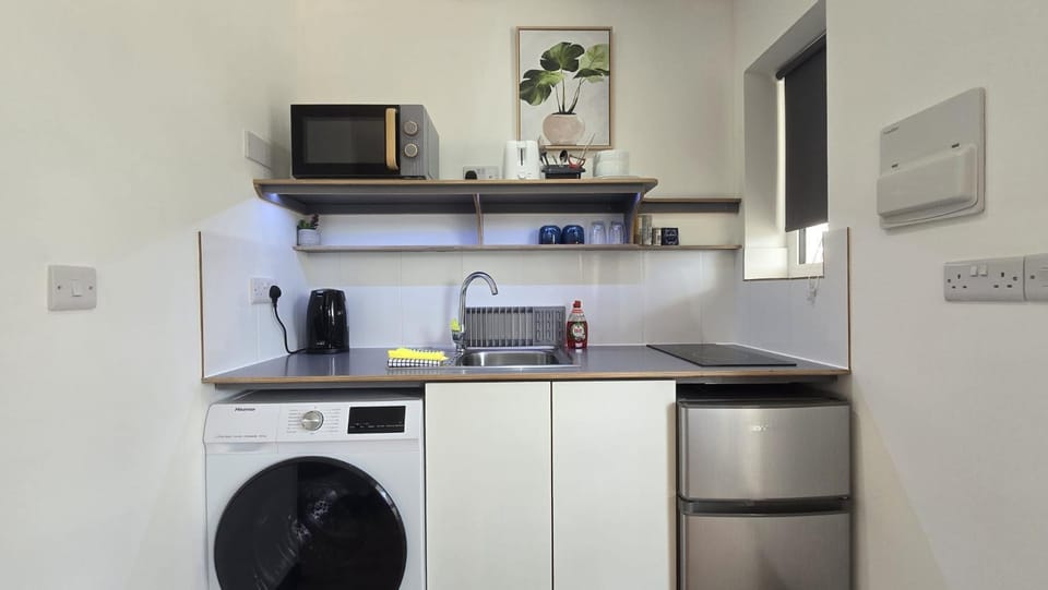 Self-Contained Gatwick Studio -Parking & Fast WiFi Apartment in Crawley