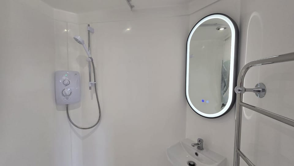 Self-Contained Gatwick Studio -Parking & Fast WiFi Apartment in Crawley