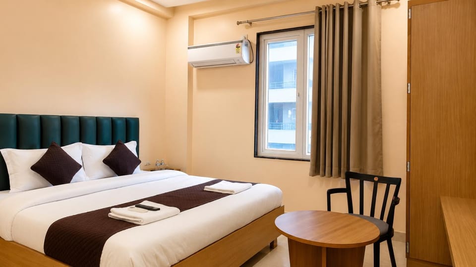 Bed, Bedroom, towels, towels, air conditioner, air conditioner