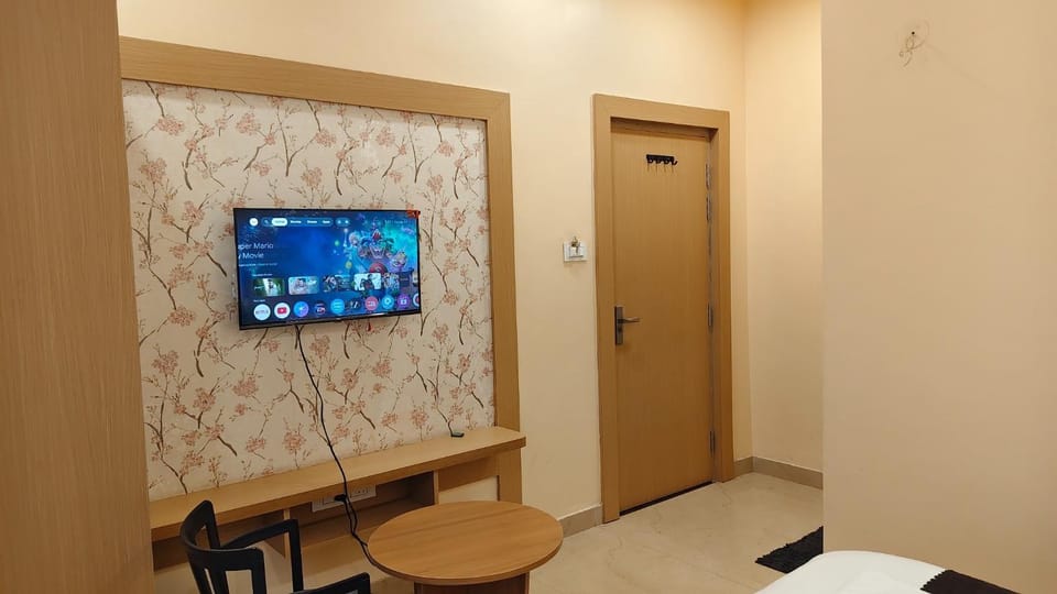 TV and multimedia, Seating area, Bedroom