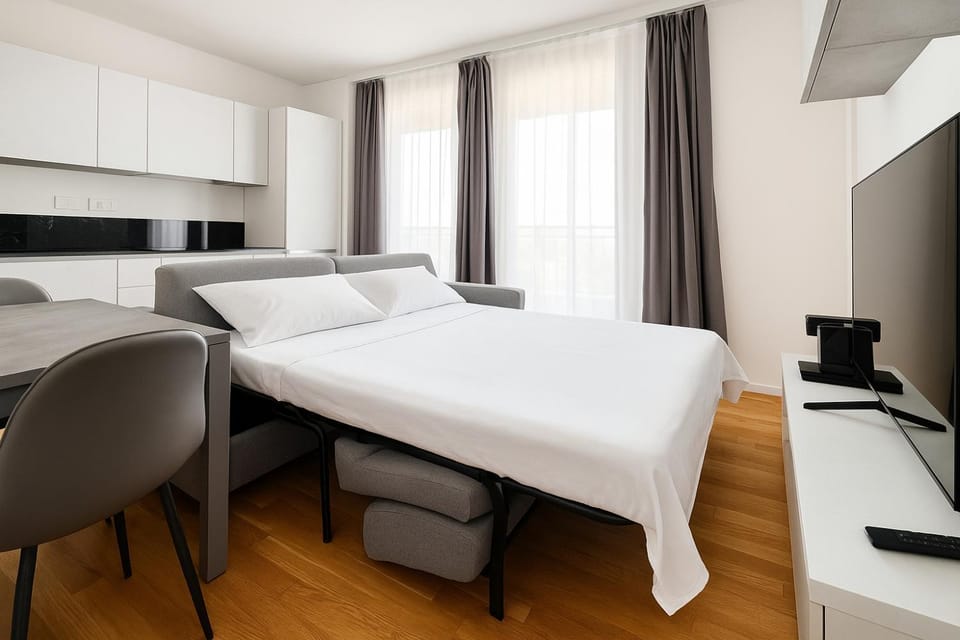 Bed, TV and multimedia, Kitchen or kitchenette, Photo of the whole room, Seating area, Bedroom
