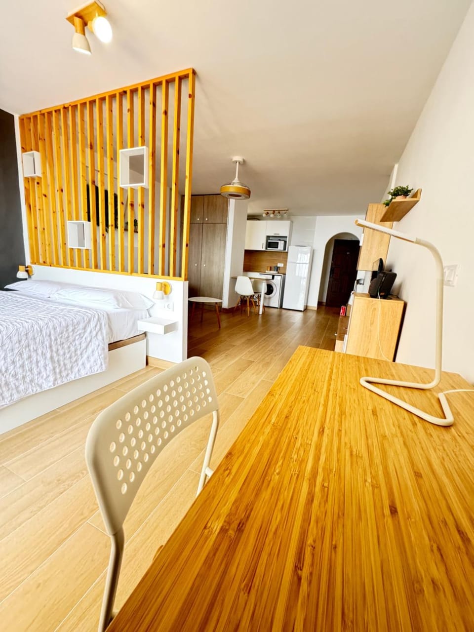Bed, TV and multimedia, Living room, Photo of the whole room, Seating area, Bedroom