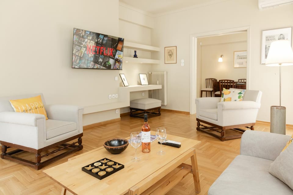 Spacious 2BR Design Apt - 2 Balc - Acropolis Metro Apartment in Athens
