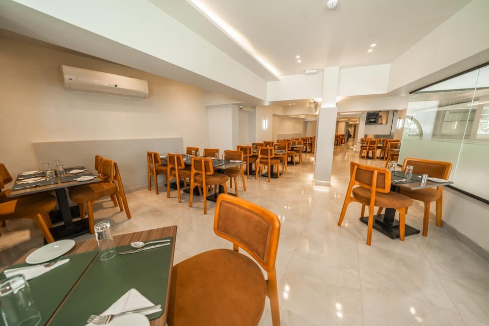Restaurant/places to eat, Banquet/Function facilities, Seating area, air conditioner