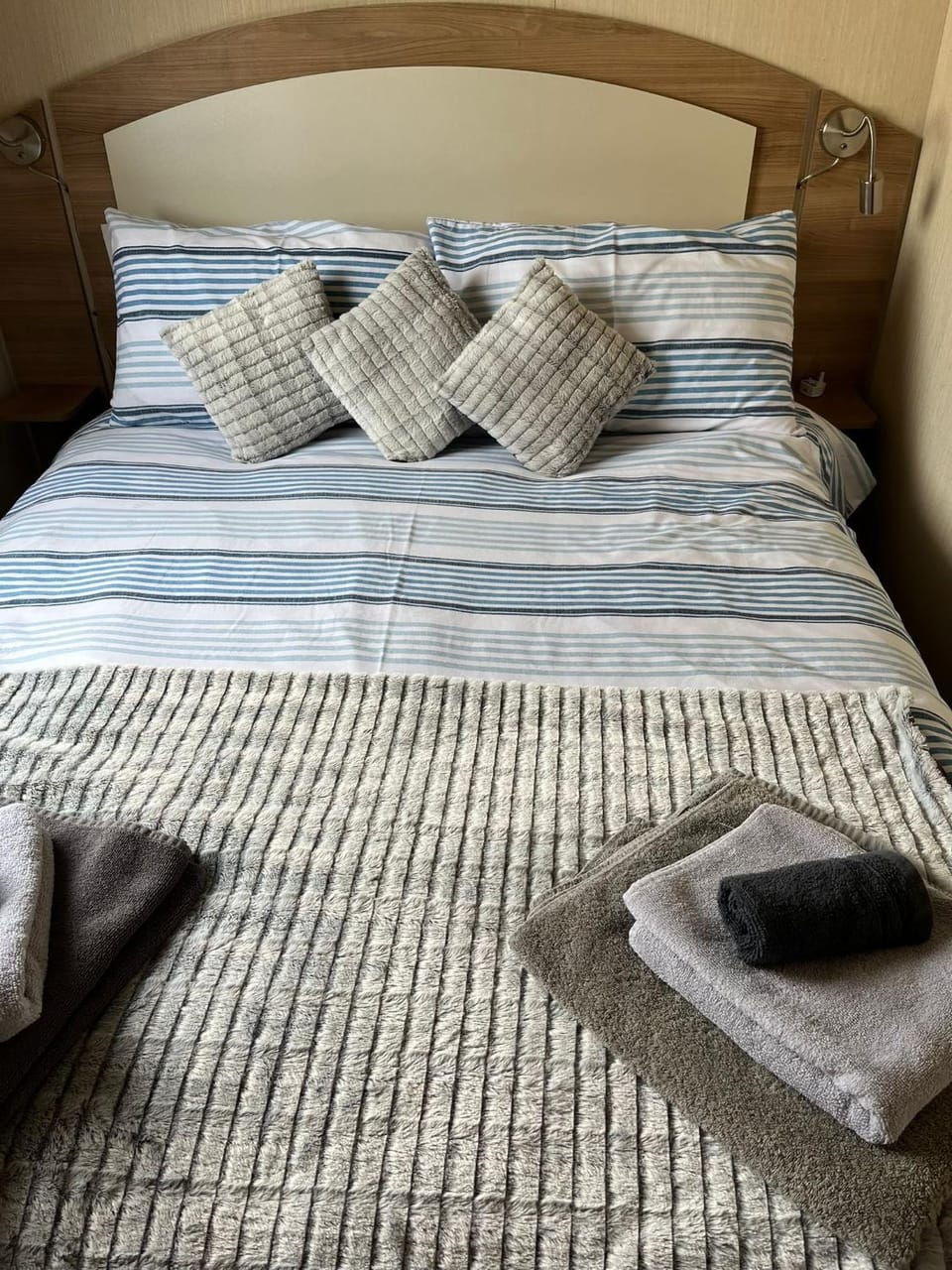 Bedroom, towels