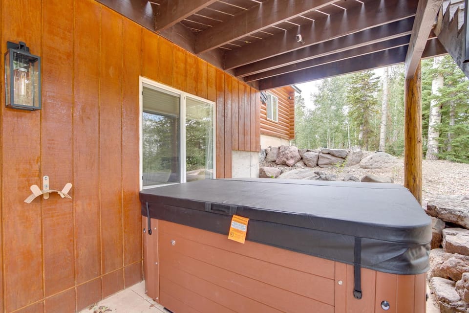 Hot Tub, Game Room! 3-Story Brian Head Home House in Brian Head