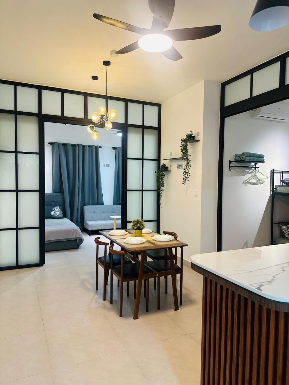 Bed, Photo of the whole room, Seating area, Dining area, Bedroom