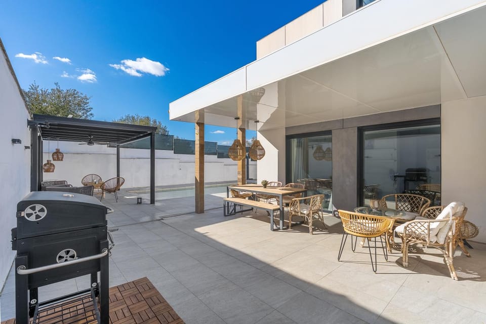 Property building, Balcony/Terrace, Living room