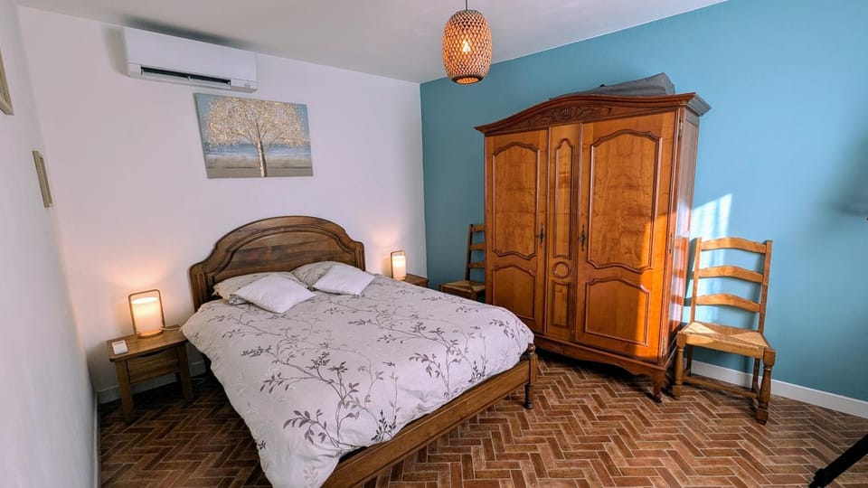 Bed, Photo of the whole room, Bedroom, wardrobe, air conditioner