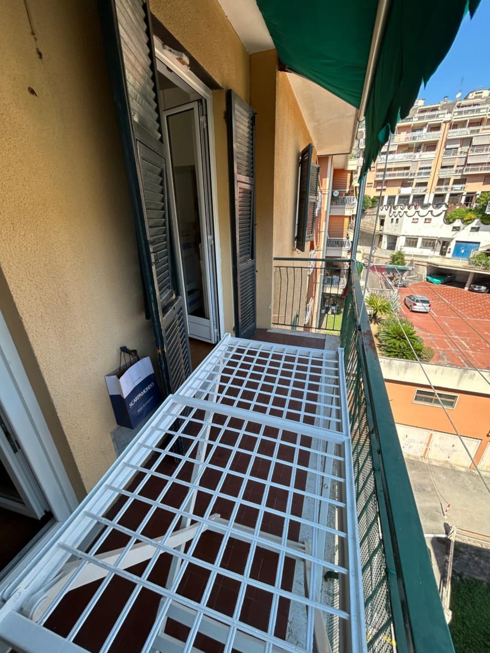 Property building, Day, Neighbourhood, Balcony/Terrace