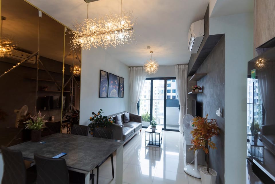 TV and multimedia, Kitchen or kitchenette, Living room, Seating area, Dining area