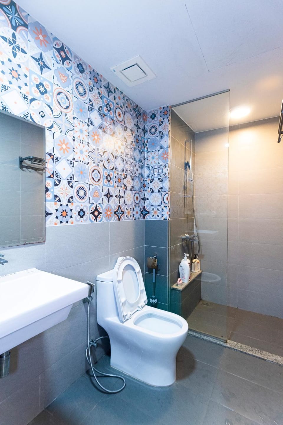 Shower, Toilet, Bathroom, Bath, bidet, towels