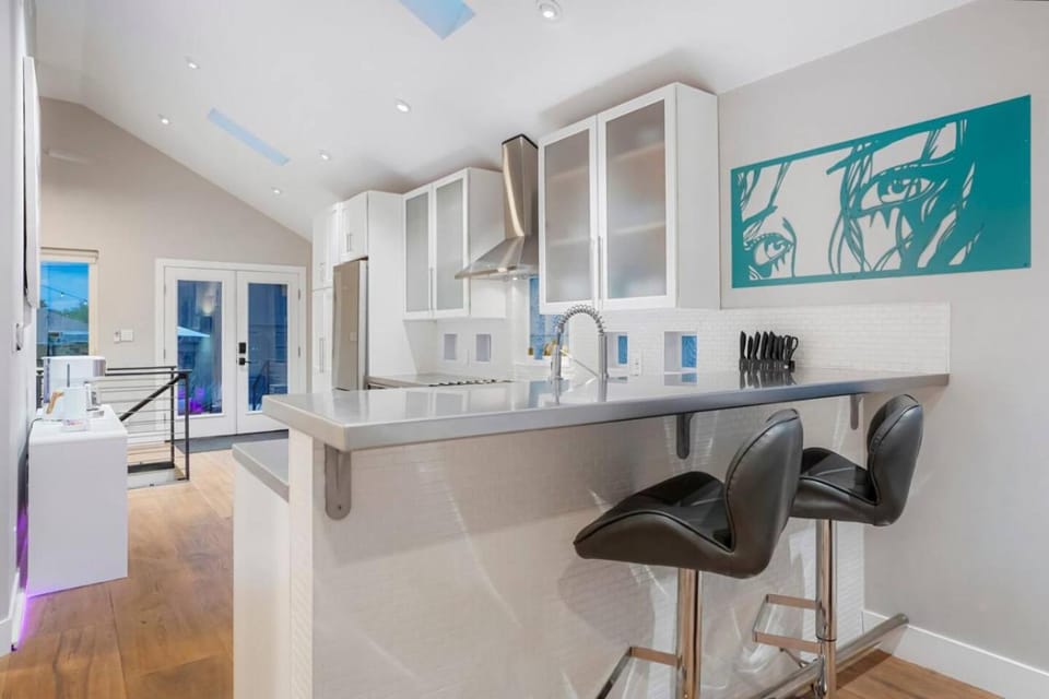 Good Vibe Tribe-2 Mi DT-Hot Tub-K Bed-Pet Friendly House in Denver