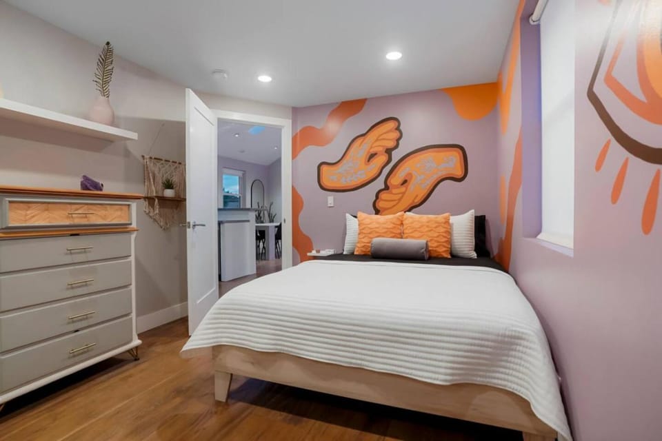 Good Vibe Tribe-2 Mi DT-Hot Tub-K Bed-Pet Friendly House in Denver