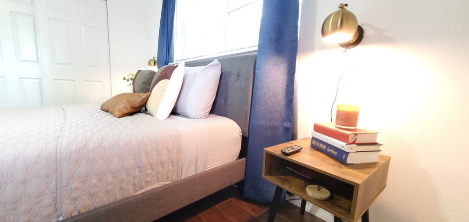 Bungalow DT by Lake Eola KIA center Sleeps 12 House in Orlando