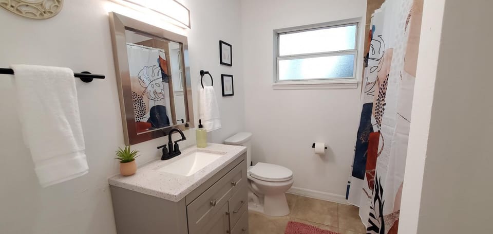 Bungalow DT by Lake Eola KIA center Sleeps 12 House in Orlando
