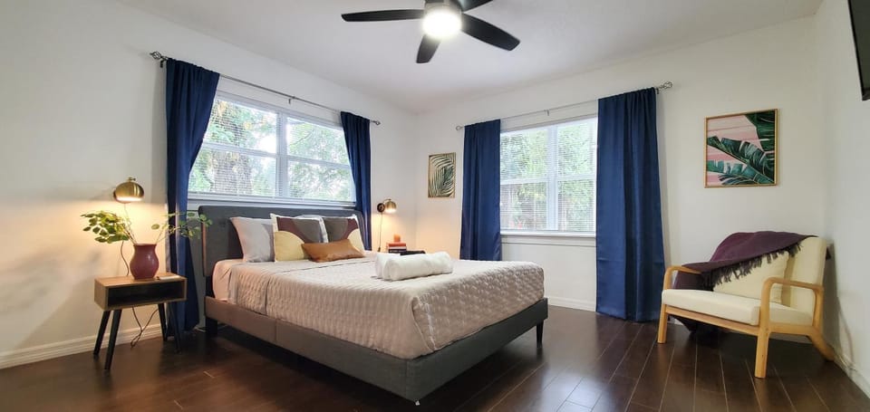 Bungalow DT by Lake Eola KIA center Sleeps 12 House in Orlando
