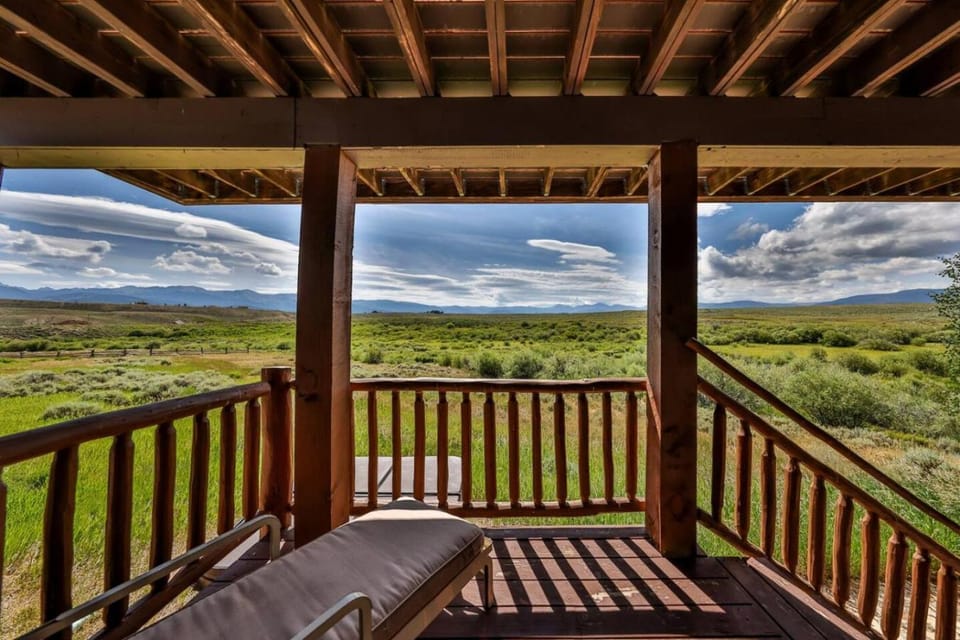 Mountain Bliss 3 BR Retreat With Views and Hot Tub House in Tabernash
