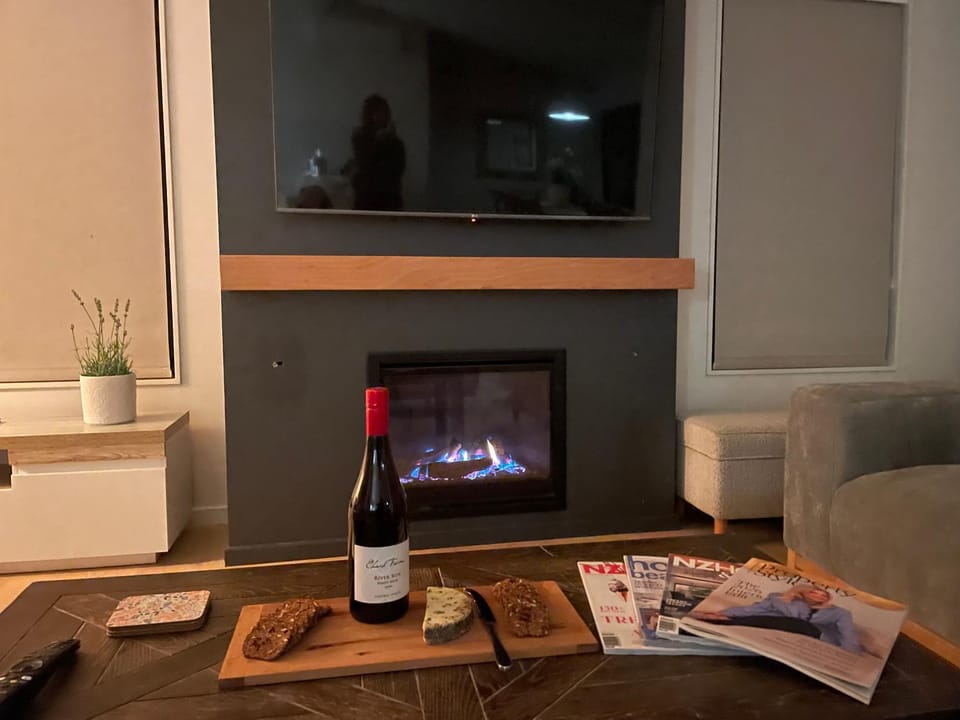 Communal lounge/ TV room, Living room, Food and drinks, Seating area, Drinks, fireplace