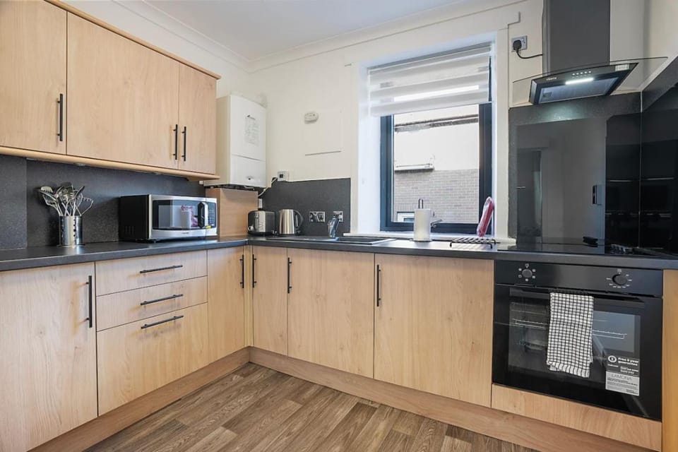 Coffee/tea facilities, Kitchen or kitchenette, microwave, oven, stove, toaster