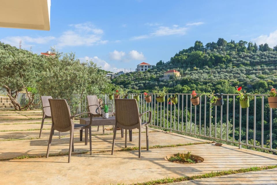 Natural landscape, Garden, View (from property/room), Balcony/Terrace, Seating area, Dining area, Mountain view