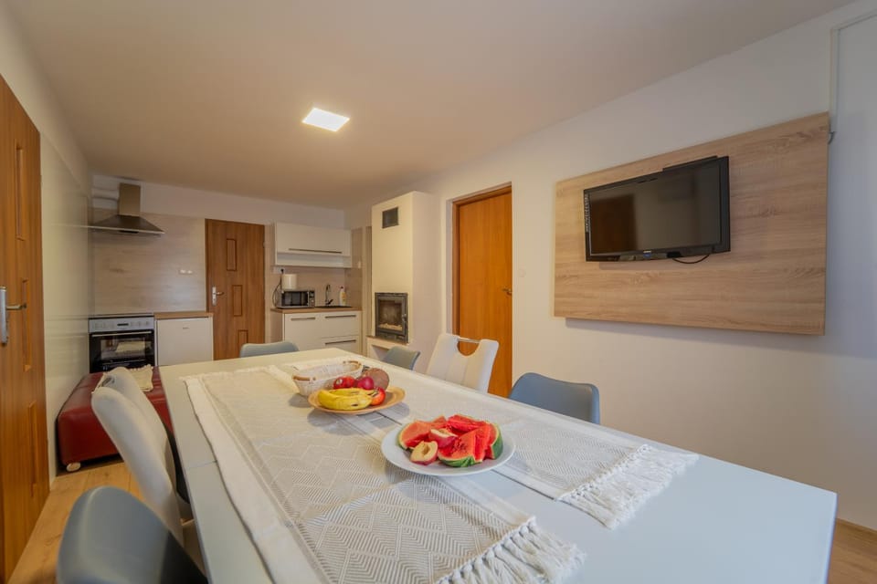 Property building, TV and multimedia, Dining area, oven, stove
