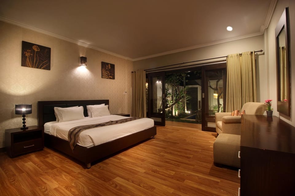 Bed, Photo of the whole room, Seating area, Bedroom
