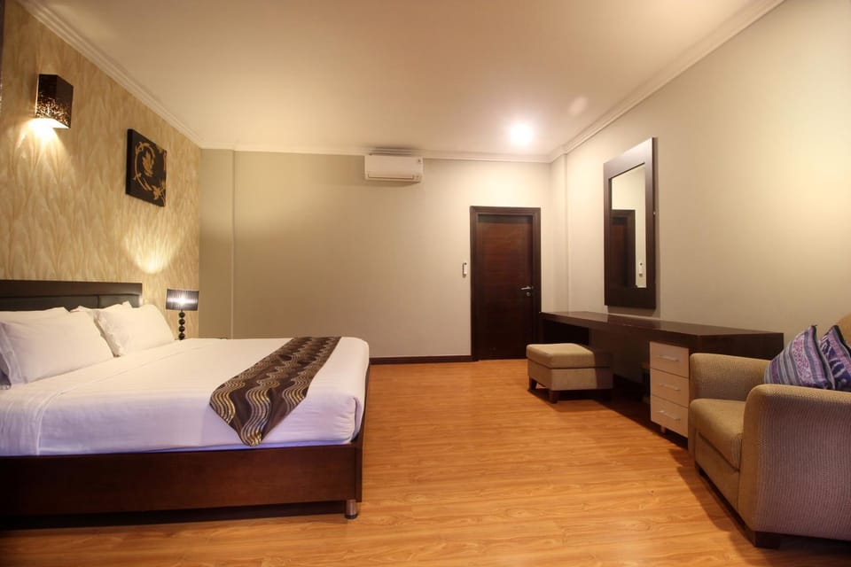 Bed, Photo of the whole room, Seating area, Bedroom