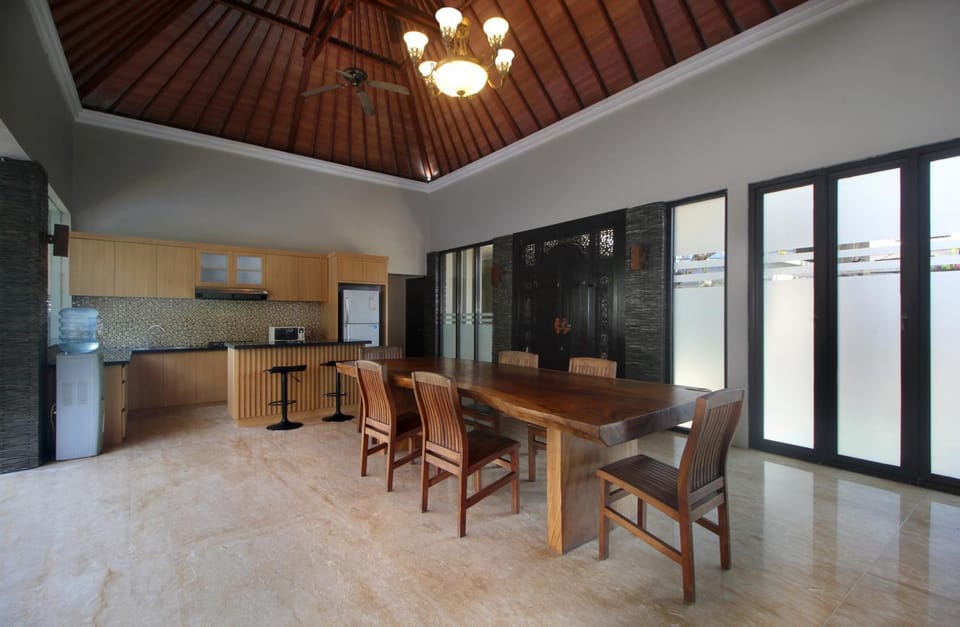 Kitchen or kitchenette, Dining area, oven, stove