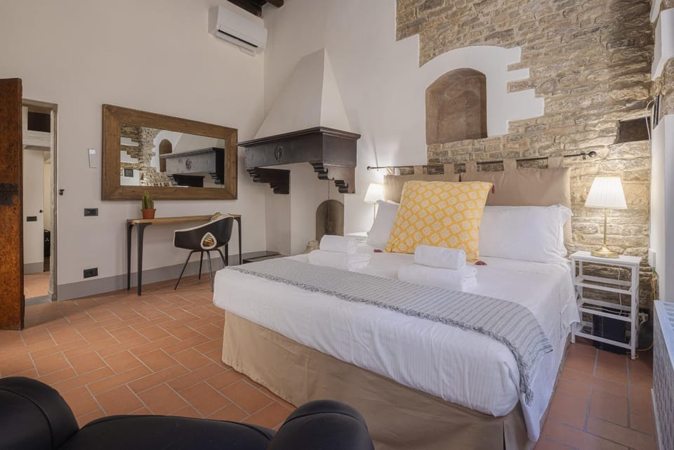 Bed, Photo of the whole room, Seating area, air conditioner